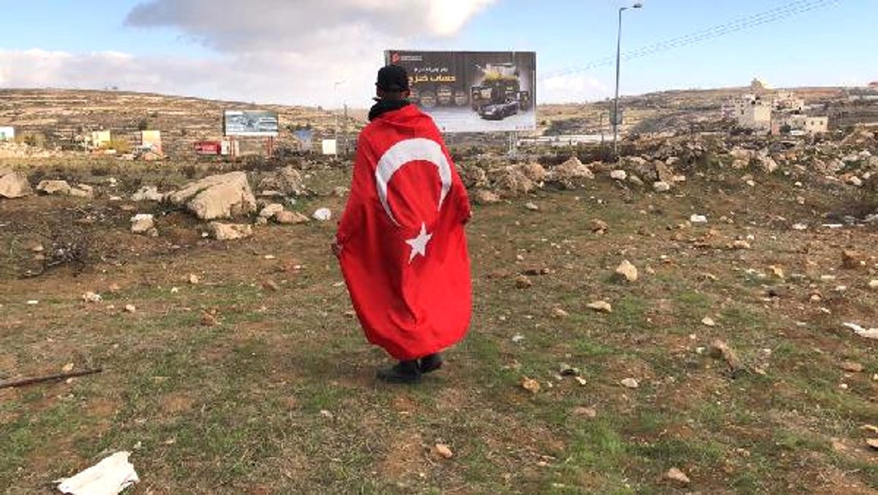 Ramallah'ta Büyük Bir Türk Bayrağı Taşıyan Filistinli İsrail Polisine Meydan Okudu