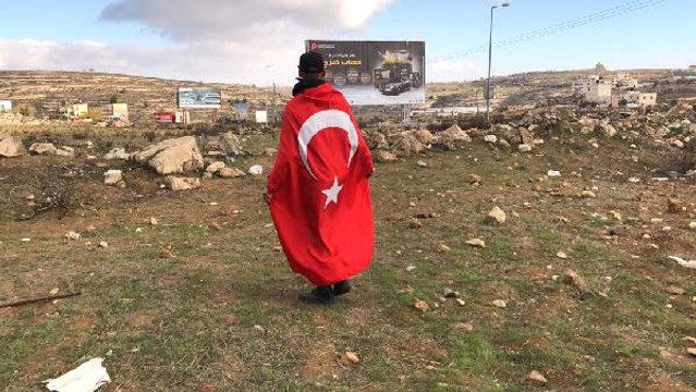 Ramallah'ta Büyük Bir Türk Bayrağı Taşıyan Filistinli İsrail Polisine Meydan Okudu
