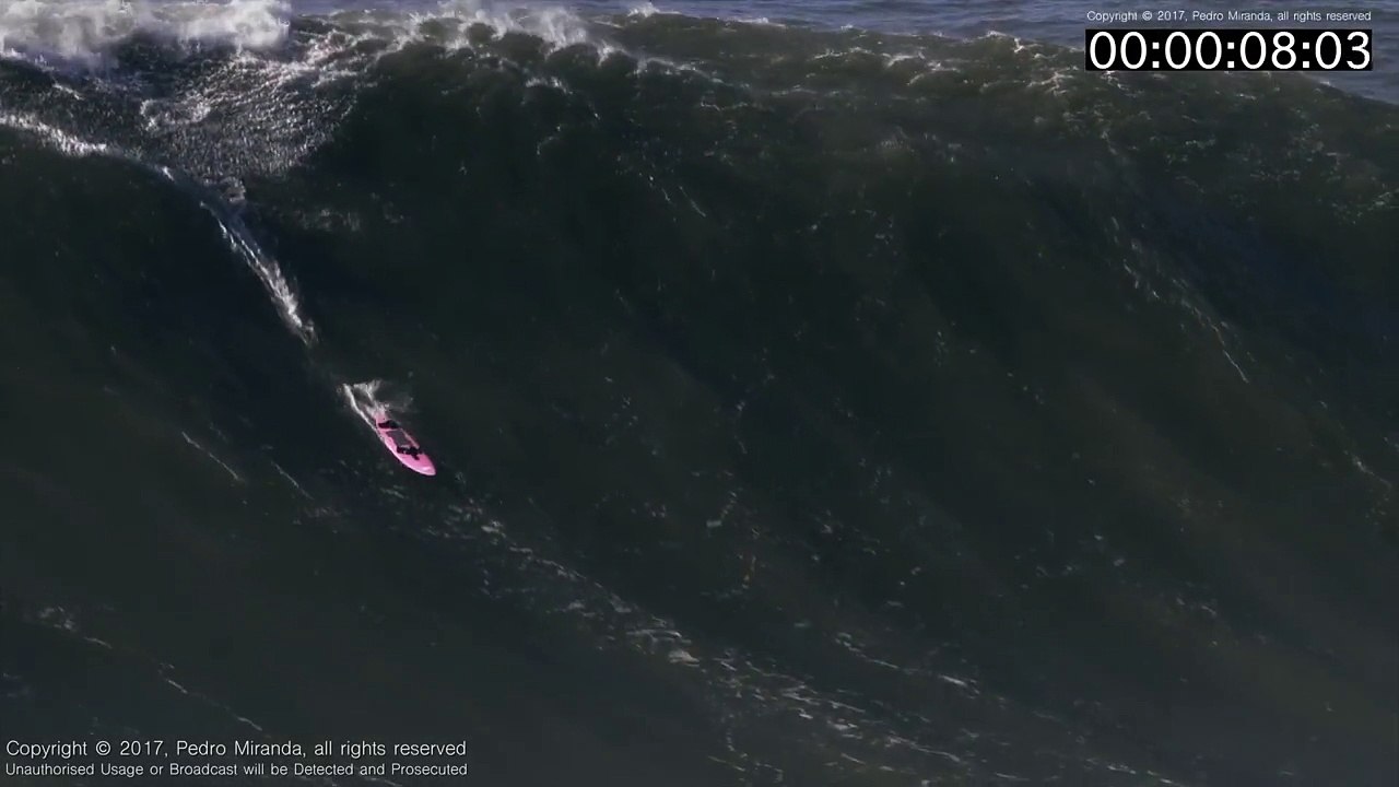 Cette planche de surf dévale la plus grosse vague du monde sans surfeur.. tombé quelques mètres avant !