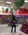 Il jette de l'argent en l'air.. et saute dans un sapin de Noël au Supermarché !!