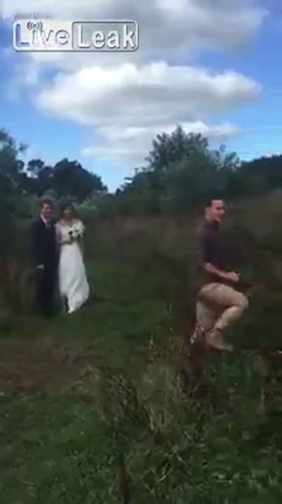 Pire photographe : il saute et court autour des mariés !!