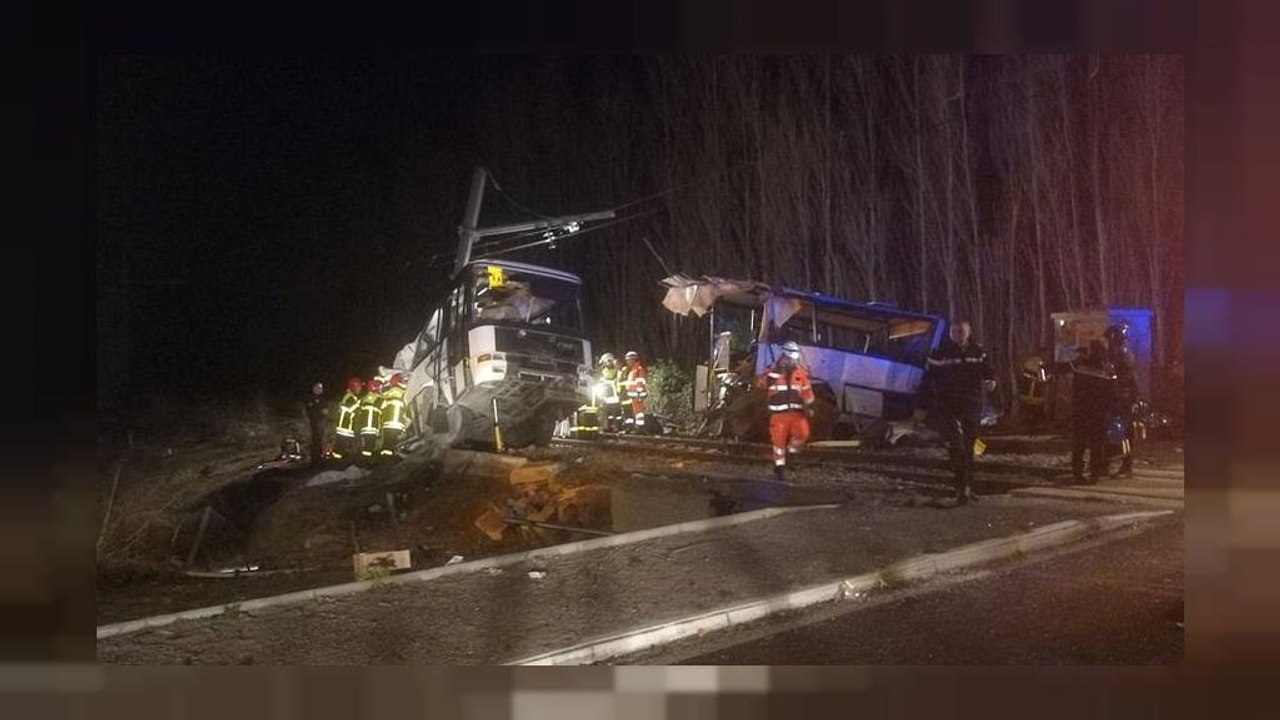 Zug rammt Schulbus: 4 Kinder und Jugendliche sind tot, mehr als 20 verletzt