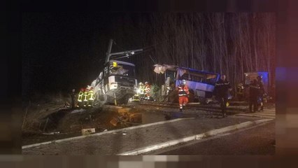 Zug rammt Schulbus: 4 Kinder und Jugendliche sind tot, mehr als 20 verletzt