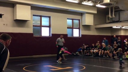 Un petit garçon prend la défense de sa grande soeur au cours d'un match de lutte