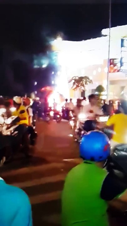 Xe máy bốc cháy dữ dội tại Sài Gòn