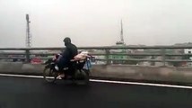 Người vợ vẫn ngủ ngon lành trong lòng chồng đang lái xe máy