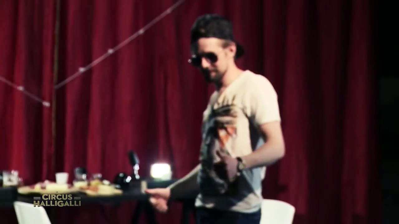Aushalten - Nicht lachen (Tag Team Edition) Vol. 2 - TEIL 1 _ Circus HalliGalli _ ProSieben-eKXWenUebp0
