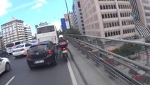Kadın Motosiklet Sürücüsünden Otobüs Şoförüne Yumruklu Tepki