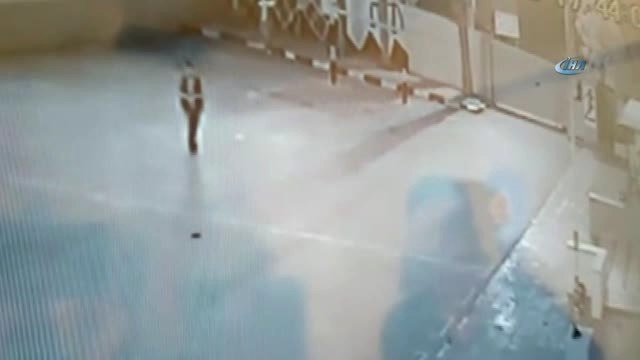 PKK Yandaşının Atatürk Büstüne Çirkin Saldırısı Kamerada