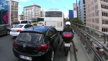 Kadın motosikletliden otobüs şoförüne yumruklu tepki