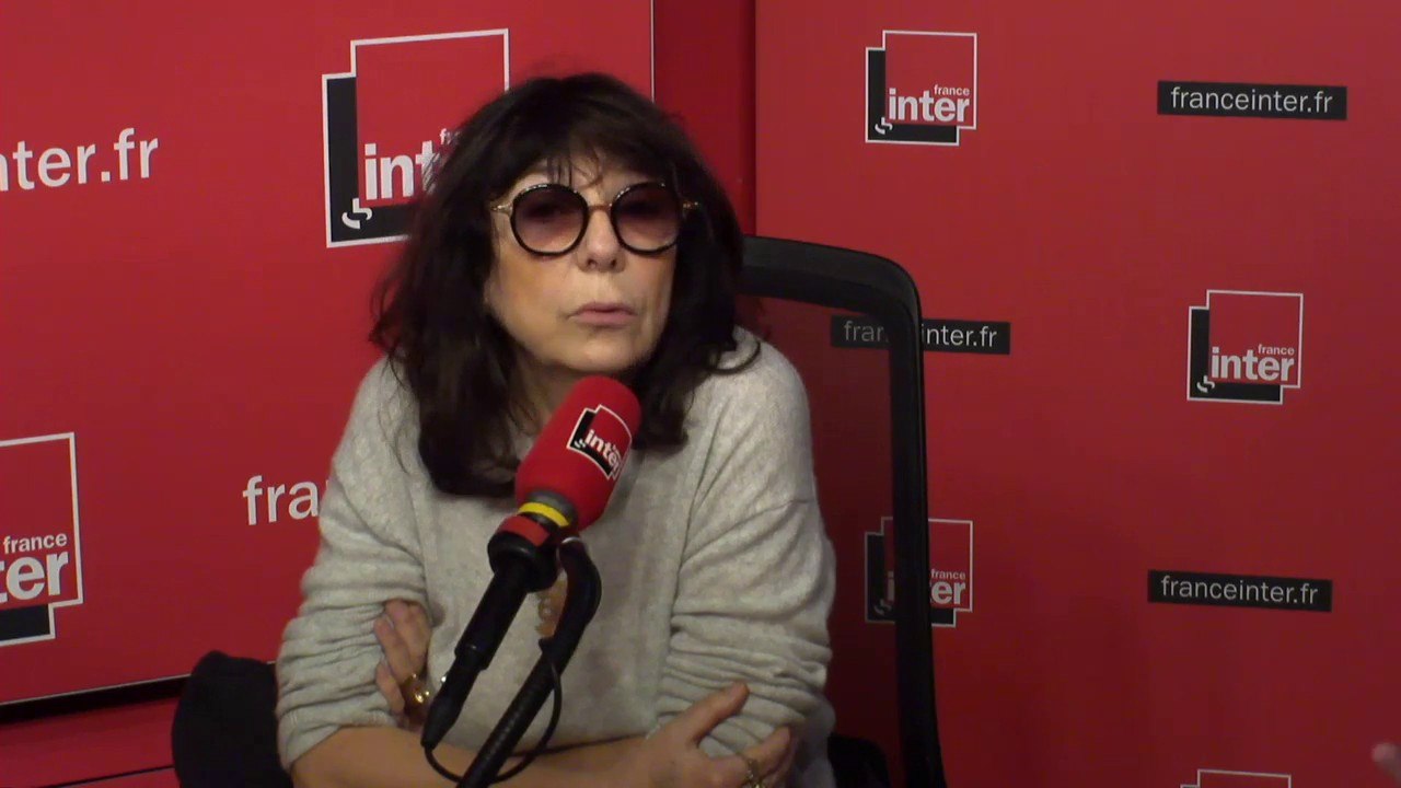 Sophie Calle résume les annonces matrimoniales de 1895 à nos jours : "Ça commence avec "pas pauvre", et ça se termine avec Tinder, "pas loin"