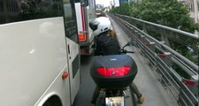 Trafikteki Motosikletli Kadından Otobüs Şoförüne Yumruklu Tepki