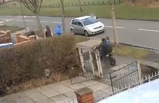 Motosiklet Yayaların Arasına Daldı