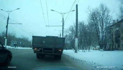 Quand c'est vraiment pas ton jour... Pauvre camionneur