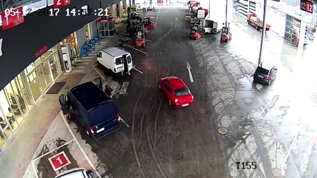 Des employés bloquent un voleur d'une façon très efficace !