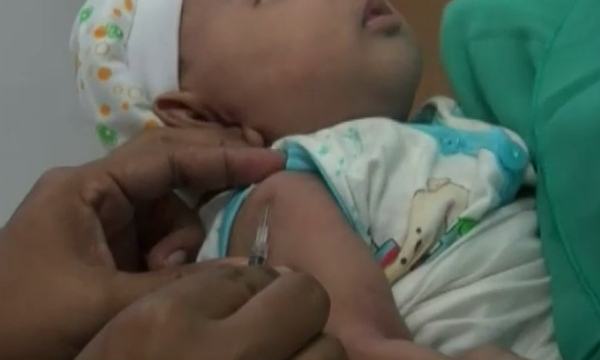 Khawatir Terkena Difteri, Sejumlah Ibu Bawa Ana...