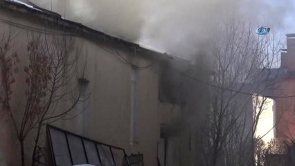 Kars'ta, Metruk Bina Ateşe Verildi