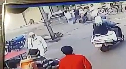 ਜਦੋਂ ਹਿੰਦੂਆਂ ਨੇ ਕਰੰਟ ਨਾਲ ਮਰ ਰਹੀ ਮਾਂ (ਗਾਂ) ਨੂੰ ਨਾ ਬਚਾਇਆ ਪਰ ਦੋ ਮੁਸਲਿਮਾਂ ਨੇ ਕਰੰਟ ਦਾ ਰਿਸਕ ਲੈਕੇ ਵੀ,ੳੁਸਨੂੰ ਬਚਾ ਲਿਆ