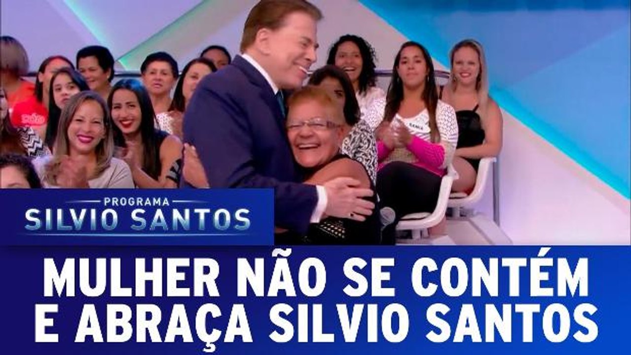 Mulher não se contém e abraça Silvio Santos