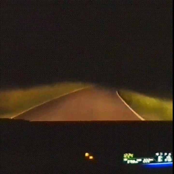 Perdu en pleine nuit, il va faire une rencontre bizarre et flippante au milieu de nulle part