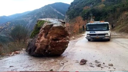 Δέος προκαλεί ο βράχος που έπεσε πριν τον Προυσσό