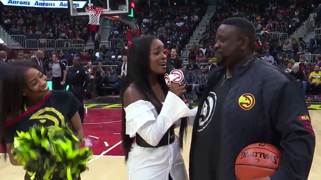 Un supporter marque un panier depuis le milieu de terrain et remporte 10.000 dollars