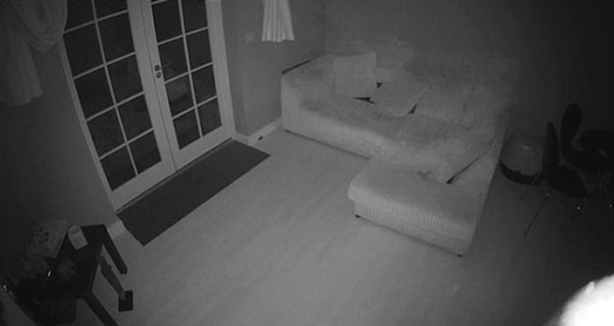 Güvenlik Kamerası Görüntülerini İzleyince Şok Geçirdi, Evinin Perili Olduğunu Düşünüyor