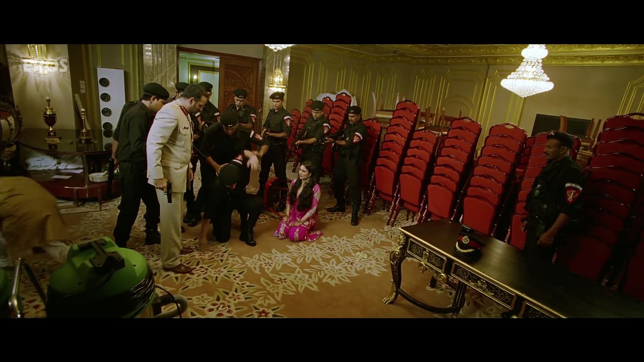 Kareena's hot show - YouTube