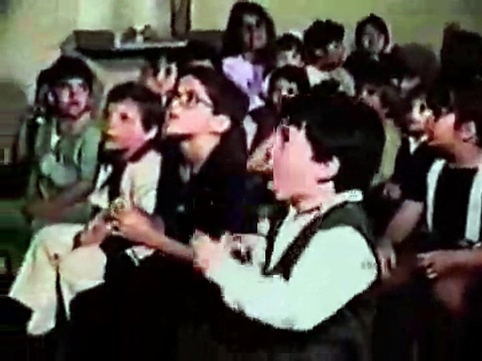 Un enfant a peur d'une marionnette