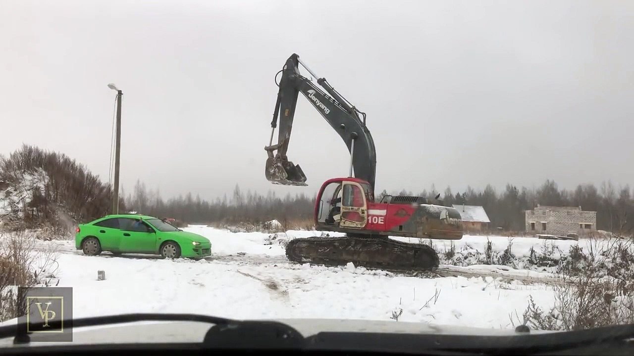 Ne jamais embeter un ouvrier qui conduit un tractopelle ! Trop dangereux