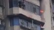 Cet homme courageux passe par la fenêtre pour fuir un incendie dans son appartement