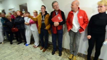 Une partie du personnel du CHRH et des délégués syndicaux CGSP cherchent à rencontrer la direction 2/2