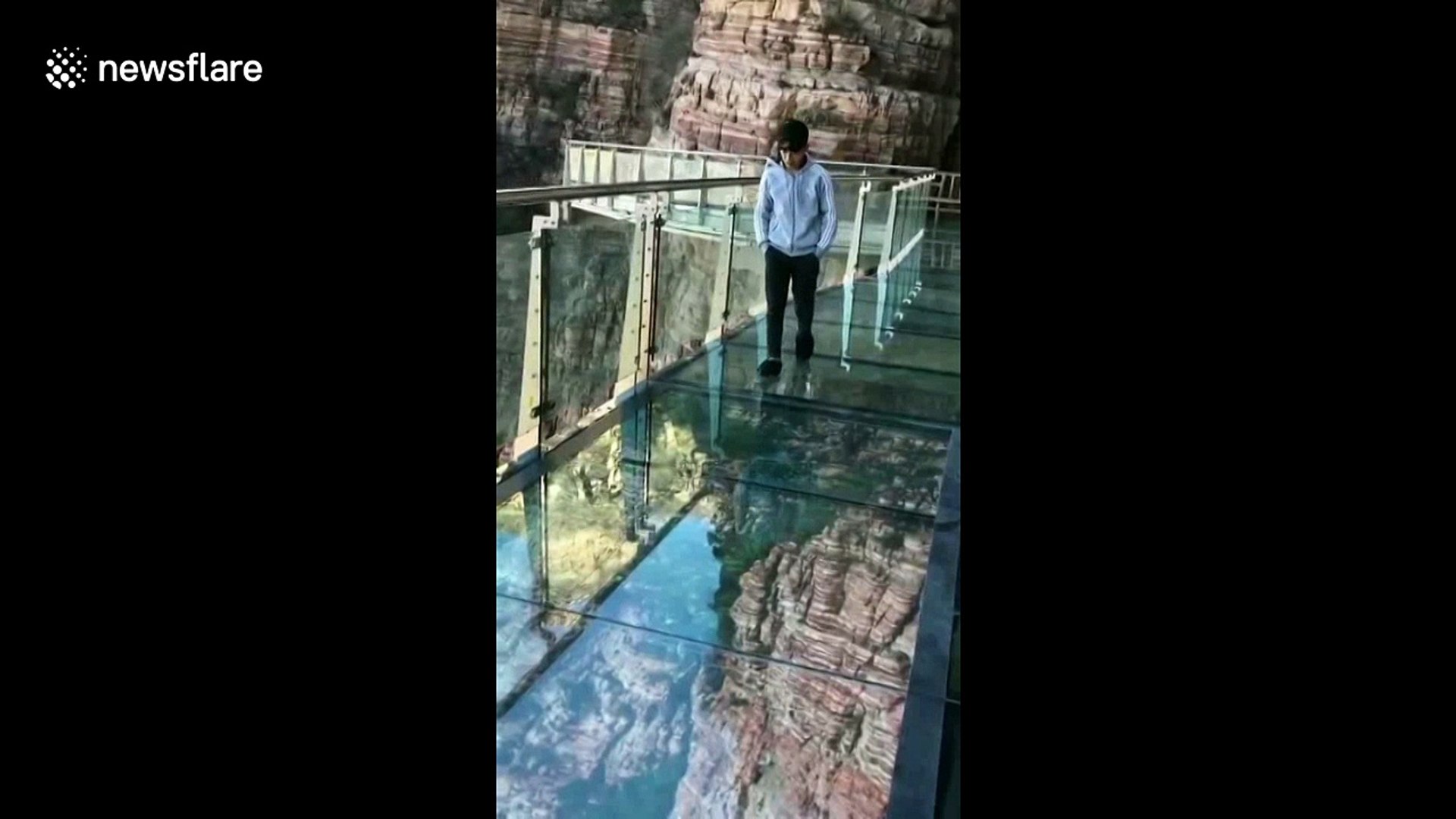 Tourist terrified by glass walkway that cracks under weight - video  Dailymotion
