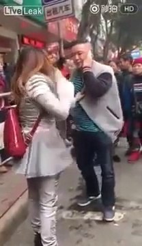 Ce gars n'aurait pas du tromper sa femme... Elle est pas commode la dame