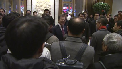 문 대통령, '폭행 피해' 수행 기자단 격려 / YTN