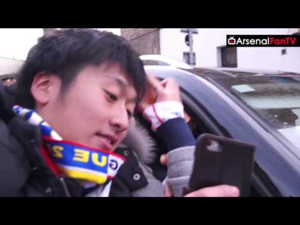 Fans Mob Giroud & Theo Walcott As They Leave The Emirates! | Arsenal 2 Leicester 1