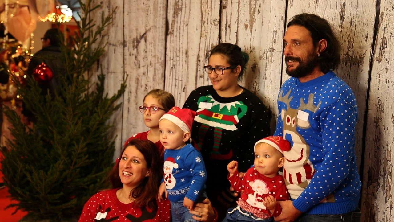 Attention les yeux, le pull moche de Noël débarque