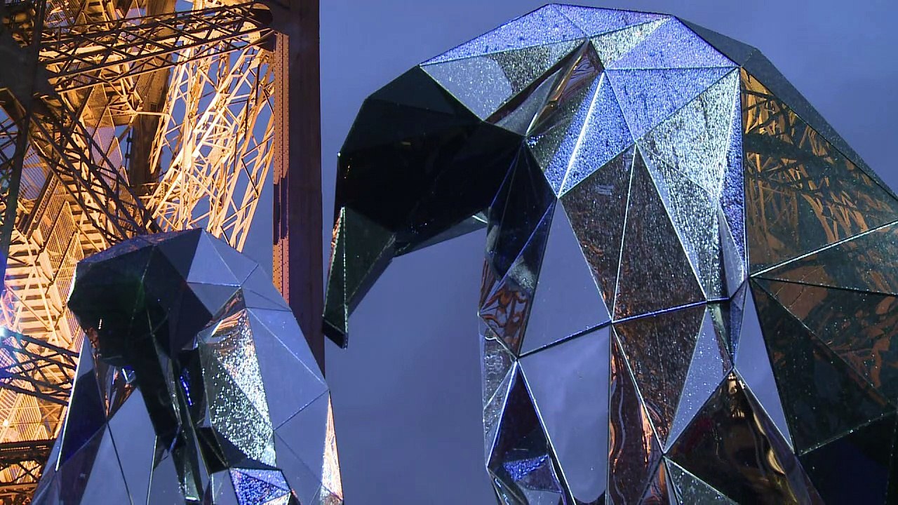 Manchots, décor nordique: la tour Eiffel rhabillée pour l'hiver