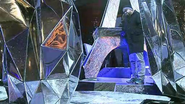 Manchots, décor nordique: la tour Eiffel rhabillée pour l'hiver