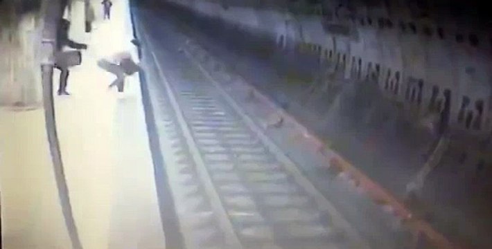 Zginęła kobieta wepchnięta pod pociąg w Stolicy!