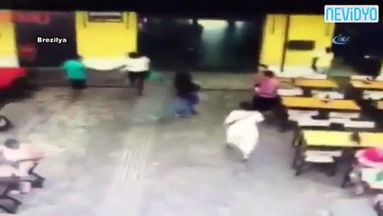 İlk deneyim- Dibine fazla vuran garson, fareyi kadının kucağına düşürdü.