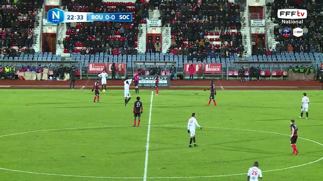 Superbe tête qui trouve le poteau!