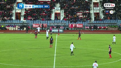 Superbe tête qui trouve le poteau!