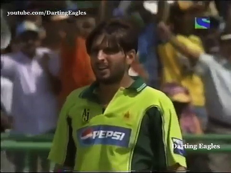 India 118 off 13 overs  Sehwag and Dhoni blasting Pakistan bowlers in ODI as if playing a T20 Match