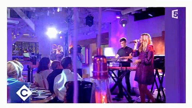 En s'entendant chanter, Louane lance à Anne-Elisabeth Lemoine : C'est gênant ! - Regardez