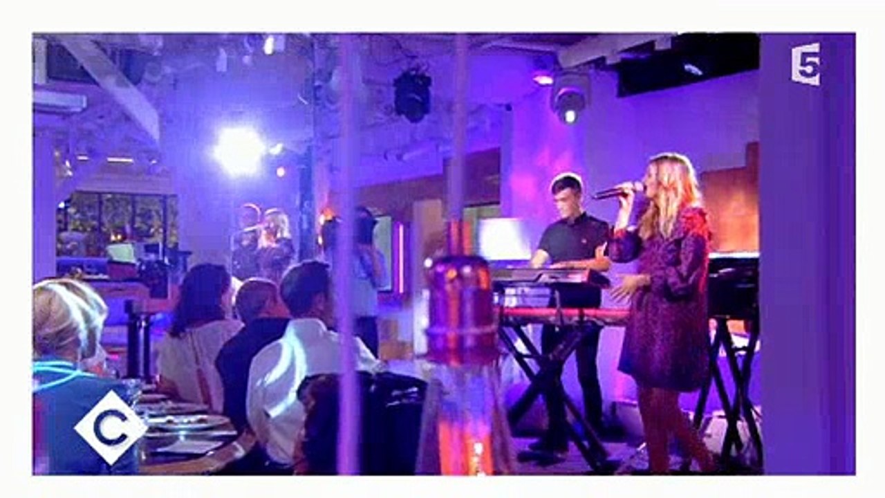 En s'entendant chanter, Louane lance à Anne-Elisabeth Lemoine : "C'est gênant !" - Regardez