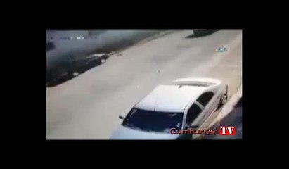 Duvar aracın üstüne böyle devrildi