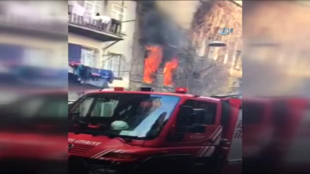 Beyoğlu'nda Beş Katlı Ahşap Binada Çıkan Yangın...