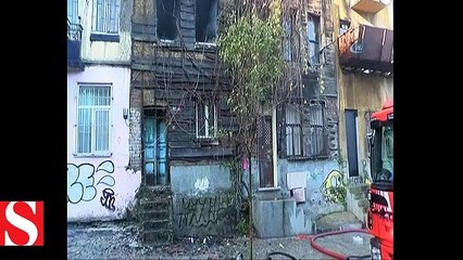 Beyoğlu'nda ahşap bina küle döndü
