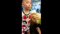 Un enfant goûte du Coca-Cola pour la première fois et a une drôle de réaction